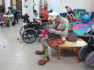 Пэтч Адамс в детской клинике Пушкино