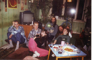 Ира Самородова (Красная Швея), Дима Барабанщик (Андреев), Папа Леша и Ира Сорокина.  Фото сделано на квартире Левы в Дегунино ориентировочно в 1999 г.