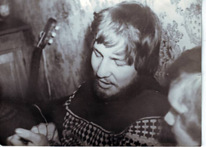Папа Леша с гитарой, первые концерты. Алексей Бармутов на одном из квартирников. Фотография датируется ориентировочно 1983 г.