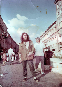 Папа Леша на Арбате, 1985. Алексей Бармутов на Арбате, традиционном месте концертов Папы Леши. Заработок с уличных концертов был невелик, однако позволял жить, не работая где-либо, в полном соответствии канонам движения хиппи. Именно на Арбате Леша познакомился с большим количеством музыкантов, поэтов, художников. Впоследствии многие стали добрыми друзьями, и выступали в совместных концертах с Папой Лешей. А сам Папа Леша стал легендой арбатских хиппи, легендой Системы. Фотография датируется ориентировоч