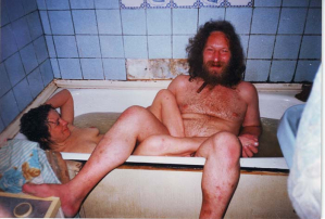 Папа Леша с подружкой, 1996. Фотография с неизвестной девушкой, сделана в ванной квартиры Папы Леши в Отрадном. Практически компромат на тему "свободной любви". Фотография датируется ориентировочно 1996 г.