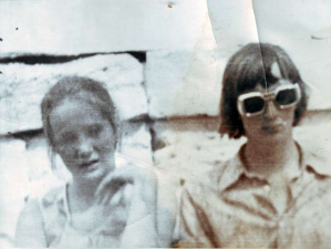 Папа Леша в школьные годы, ориентировочно 1975 г.  На фотографии - девочка, предположительно из школы, в которой учился Леша.