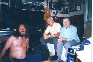 Папа Леша с родителями, 1996. Фотография сделана в квартире в Отрадном. Ее дали Альбине Александровне в 1991 г., и она отдала ее Леше. С тех пор появилось заветное место для музыкальных экзерсисов, общения и культурного алкоголизма.