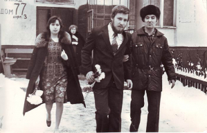 Папа Леша, свадьба с Ольгой, декабрь 1979. Первая свадьба Папы Леши, декабрь 1979 года. Леша в 19 лет женился на Ольге. Они познакомились, когда вместе учились в институте МИИТ. Леша и Оля Бармутовы прожили вместе семь лет. Затем расстались, но официально развелись только спустя еще девять лет. Фотография сделана у подъезда дома на Б. Академической, где с родителями жил Леша.