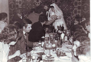 Папа Леша, свадьба с Ольгой, декабрь 1979. Первая свадьба Папы Леши, декабрь 1979 года. Леша в 19 лет женился на Ольге. Они познакомились, когда вместе учились в институте МИИТ. Леша и Оля Бармутовы прожили вместе семь лет. Затем расстались, но официально развелись только спустя еще девять лет. На свадьбе присутствовали друзья из МИИТа.