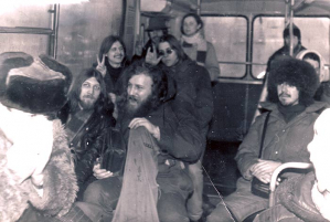 Папа Леша в дороге на очередной концерт, ориентировочно 1984 г. Скорее всего, это период существования группы "Лубок". Остальные - пока не опознаны.