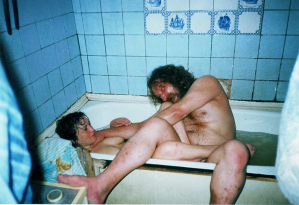 Папа Леша с подружкой, 1996. Фотография с неизвестной девушкой, сделана в ванной квартиры Папы Леши в Отрадном. Практически компромат на тему "свободной любви". Фотография датируется ориентировочно 1996 г.