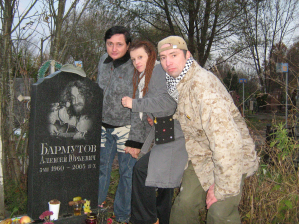 Вадим Пономарев, Инна и Пит.  На прощанье мы налили Леше еще немного выпить, и сфоткались.