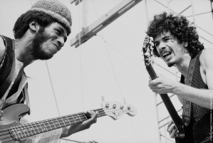 Карлос Сантана (справа) и американский басист Дэвид Браун на фестивале "Woodstock", 16 августа 1969 года