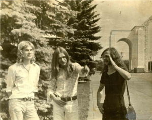 ВДНХ, 1973г, слева направо: Артем светлый (Сергей Артемьев); Володя Андерсон; Артем из Измайлова