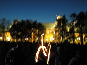 Огонь выразительно смотрится на фоне подсвеченного Дворца Екатерины