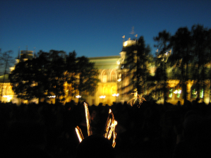 Огонь выразительно смотрится на фоне подсвеченного Дворца Екатерины